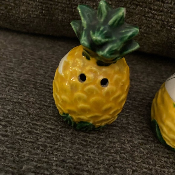 Aloha & Hawaii vintage Hand Painted Salt and Pepper Shakers - Picture 6 of 6